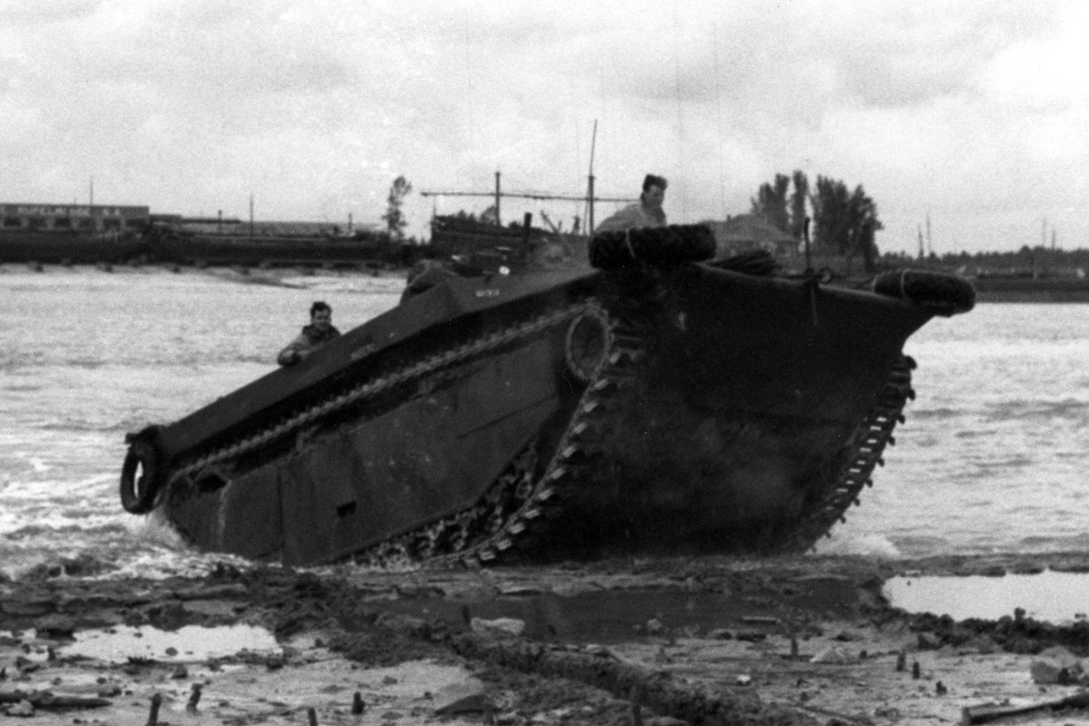 Simonds& #39; answer was to launch an amphibious attack in the rear of the pocket using a regiment of Buffalos (LVTs). Brig John Rockingham& #39;s 9th Cdn Inf Bde was ordered to land just north of the Braakman Inlet. This attack was scheduled for 8 Oct.6/15