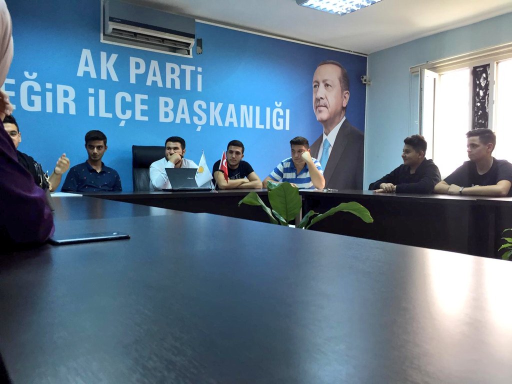 ErogluEmre01's tweet photo. Kendisi için ve bu dünya için değil, ilke'leri için, ilke'lerinin ülkü'lere dönüşmesi için, ülkü'lerinin ülke'sini bulması, dünyasını kurması için mücadele eden Yeni Seçmenin  haftalık olağan yönetim kurulu toplantısını yaptık.
@Yusuf_1SLAM
@YuregirAkGenclk
@AkSecmenYuregir https://t.co/ntEehSdHrZ