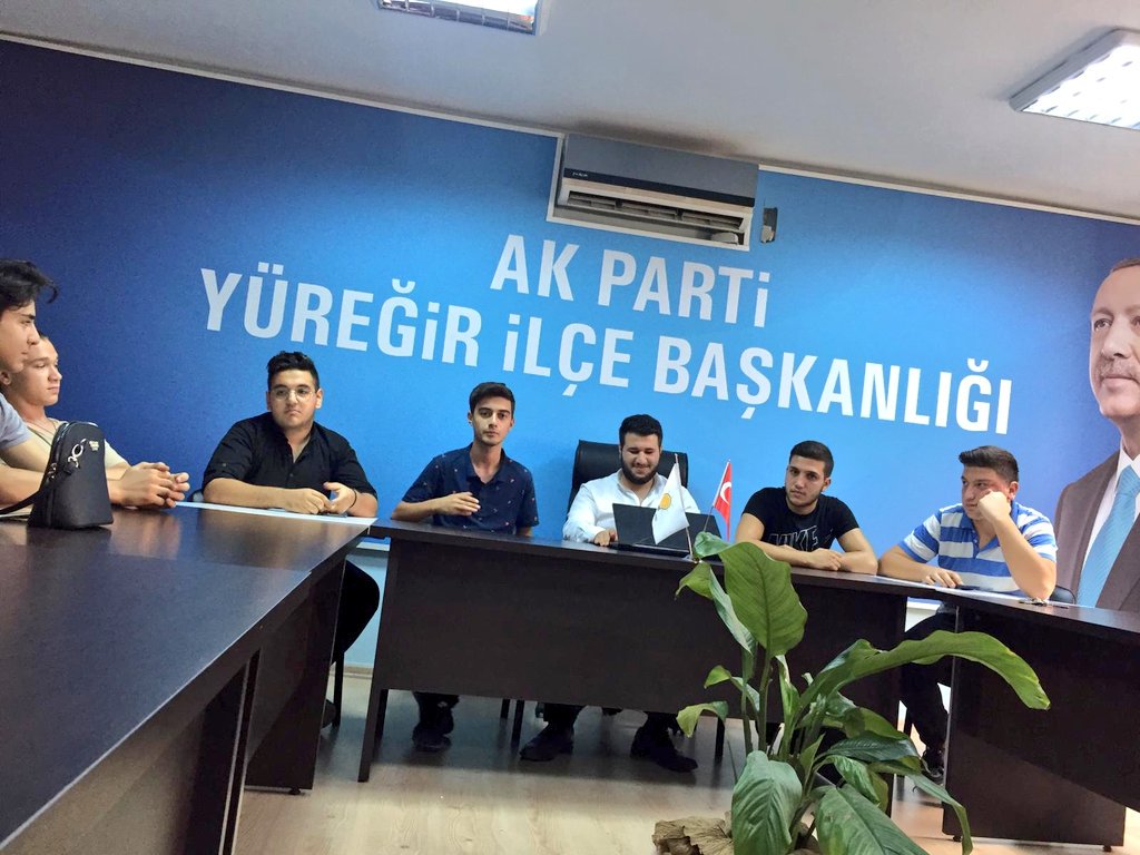 ErogluEmre01's tweet photo. Kendisi için ve bu dünya için değil, ilke'leri için, ilke'lerinin ülkü'lere dönüşmesi için, ülkü'lerinin ülke'sini bulması, dünyasını kurması için mücadele eden Yeni Seçmenin  haftalık olağan yönetim kurulu toplantısını yaptık.
@Yusuf_1SLAM
@YuregirAkGenclk
@AkSecmenYuregir https://t.co/ntEehSdHrZ