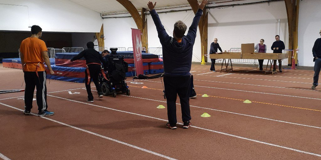 Stallionslaval's tweet photo. Nous avons eu l'honneur hier de participer pr la 1ère fois à la journée Sport&Handicap en proposant un atelier Flag adapté. Ns comptons renouveler l'expérience et réussir à faire du Flag un sport accessible à tous. #laval #mcommemayenne #handicap #flagfootball #aucunedifference https://t.co/NeJidhHPDN