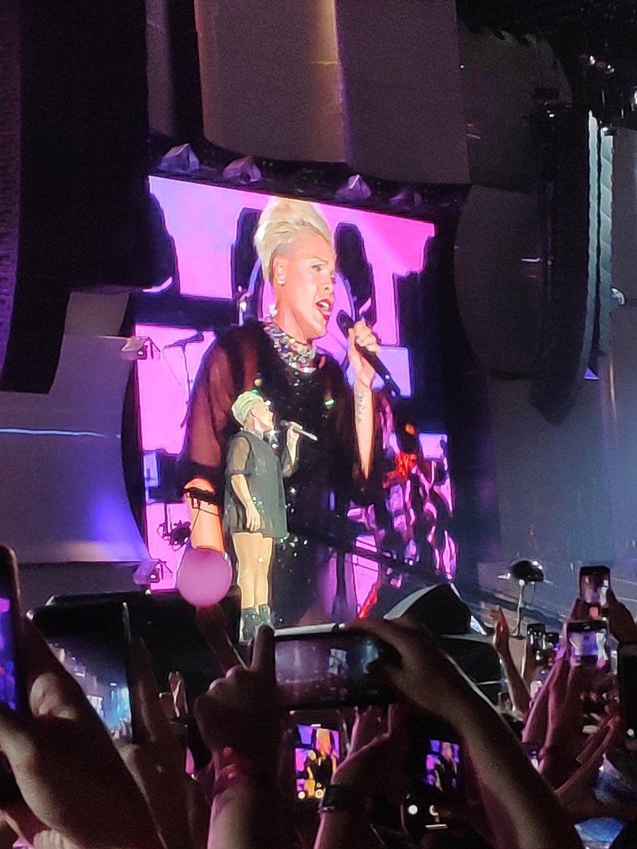 KuchikkiRafael's tweet photo. Melhor show da minha vida, por que sim! #PinkNoMultshow #pinkrockinrio #BeautifulTraumaTour #ColoRiR #RockinRio2019 https://t.co/nVMqObALPf