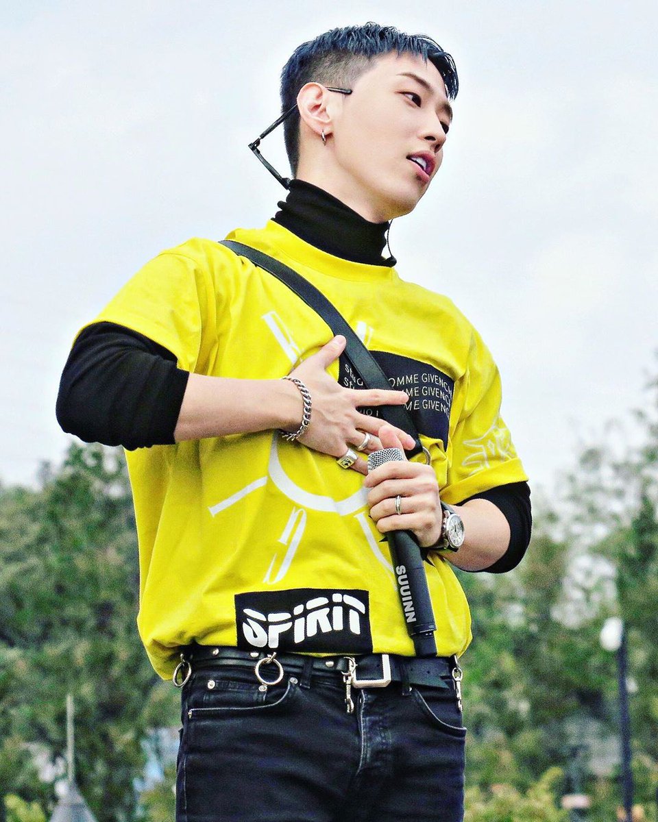callmeGRAYTH's tweet photo. [PIC] 191006 off ROUTE FEST 
#그레이 #GRAY #AOMG #offroutefest2019 CR: suinn, yuchingshot https://t.co/GSZxPn5uky