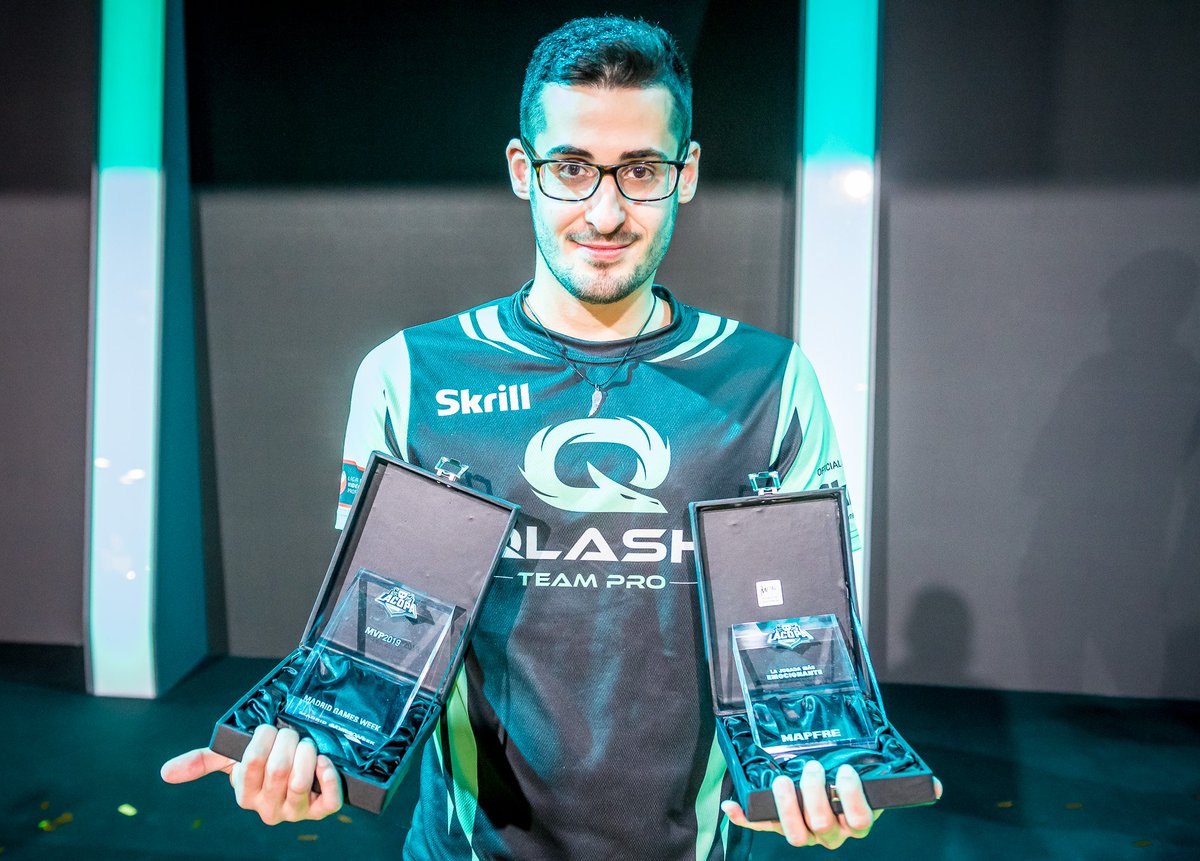 LVPesClash's tweet photo. @QLASH_Spain @Regue_CR @eSportsMAPFRE La foto de la felicidad de @Regue_CR: #CopaClashFinales PREMIO Jugada más emocionante. A dos carrillos.

🌉 La jugada más emocionante de MAPFRE. #EmociónAsegurada @eSportsMAPFRE https://t.co/7S5DTU96wY