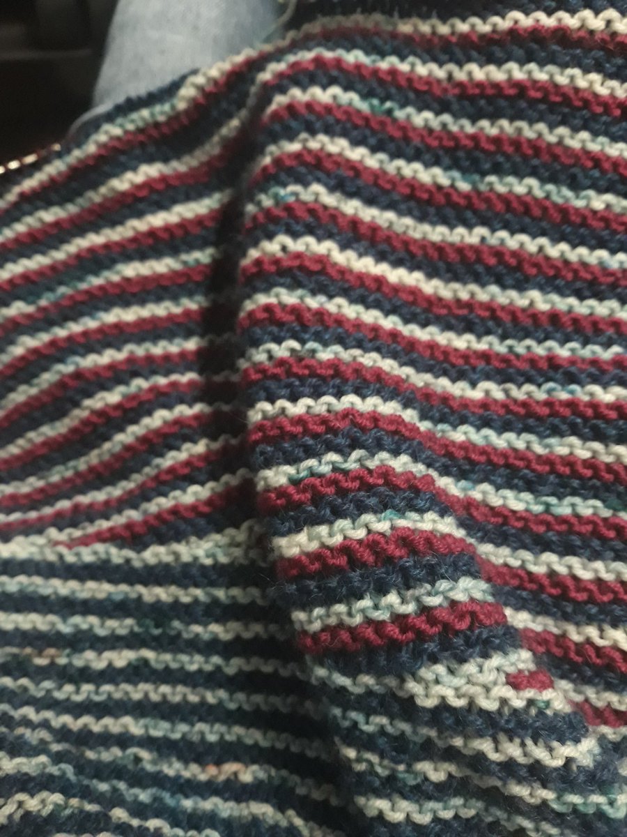 strickaholic's tweet photo. Kuscheltuch wächst #knittinginpublic #stricksonntag #coloraffection https://t.co/vGYa2caGvJ