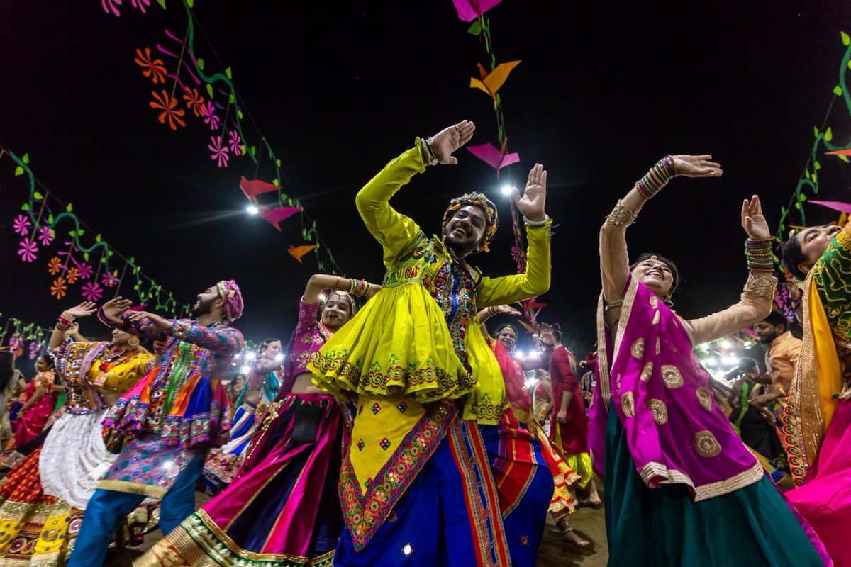 TravelSeeWrite's tweet photo. I have seen Garba at various places but the #UnitedWayGarba of #Vadodra is something else. 40,000 traditionally clad people from 8-80 years of age joyously dancing in sync on folk tunes. Itโs a must attend event. #LetsGarba #GujaratTourism @GujaratTourism #NavliNavratri2019 https://t.co/3yDGAa6NEP