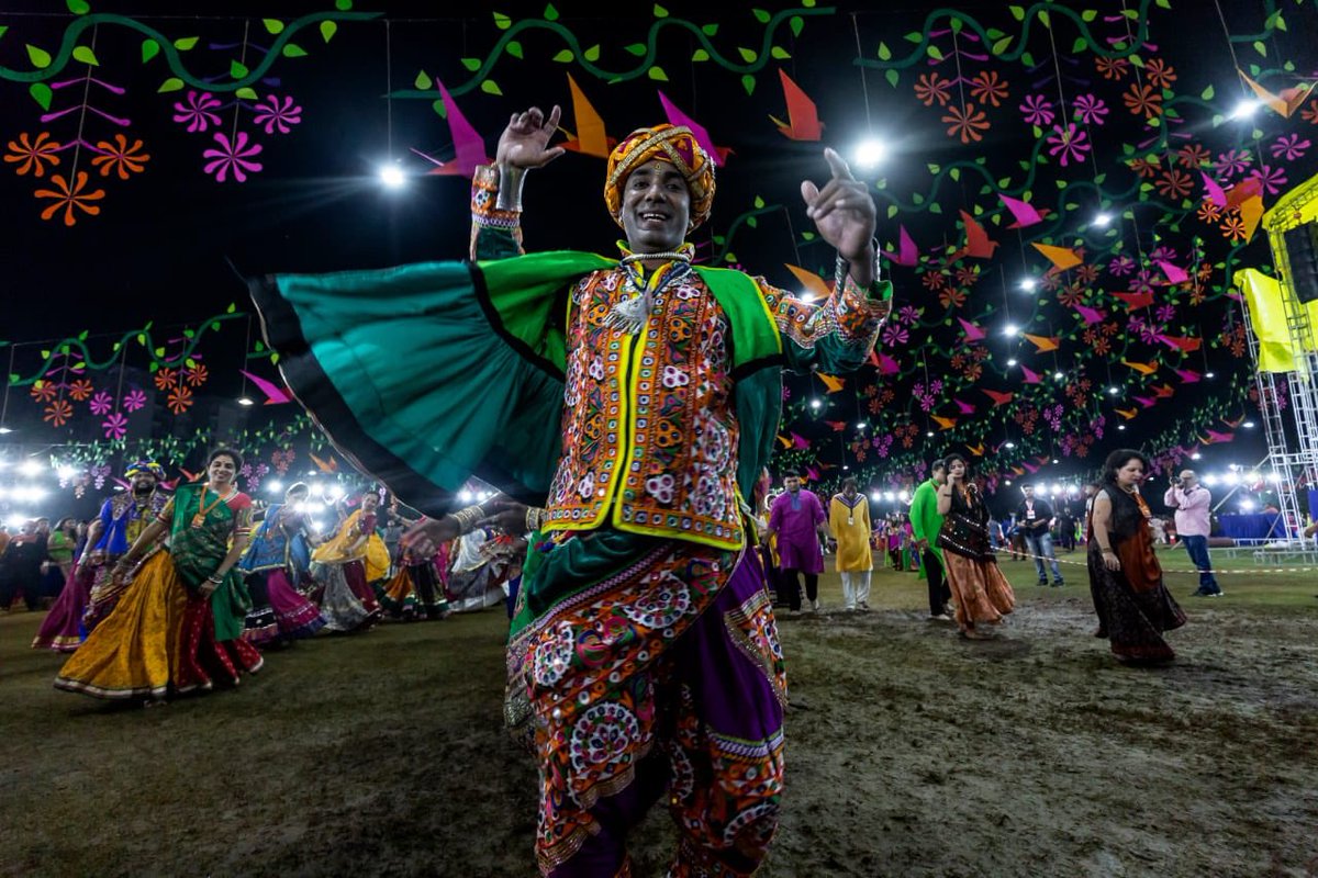TravelSeeWrite's tweet photo. I have seen Garba at various places but the #UnitedWayGarba of #Vadodra is something else. 40,000 traditionally clad people from 8-80 years of age joyously dancing in sync on folk tunes. Itโs a must attend event. #LetsGarba #GujaratTourism @GujaratTourism #NavliNavratri2019 https://t.co/3yDGAa6NEP