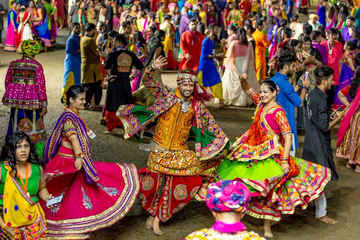 TravelSeeWrite's tweet photo. I have seen Garba at various places but the #UnitedWayGarba of #Vadodra is something else. 40,000 traditionally clad people from 8-80 years of age joyously dancing in sync on folk tunes. Itโs a must attend event. #LetsGarba #GujaratTourism @GujaratTourism #NavliNavratri2019 https://t.co/3yDGAa6NEP