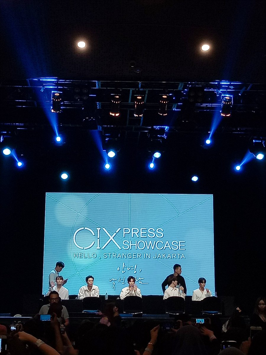 Laiguanbels's tweet photo. 4 October'19
fansign & showcase CIX
💕💕💕
#HelloStrangerinJKT #CIXHelloStrangerinJKT
#CIX https://t.co/eL4VsCPHrg