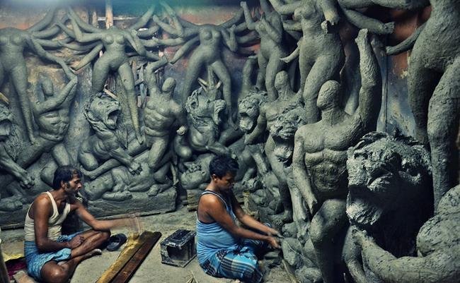 clay from mother  #Earth taking shape of Mother Goddess Devi Durga-MahishasurmardiniMahamayaMahavidyaMatrikaAmbikain hands of our artists at Kumhartola(they spell Kumartuli?) kumortuli on banks of Hooglysince centuries jeevan chakra goes on #ecofriendly pooja