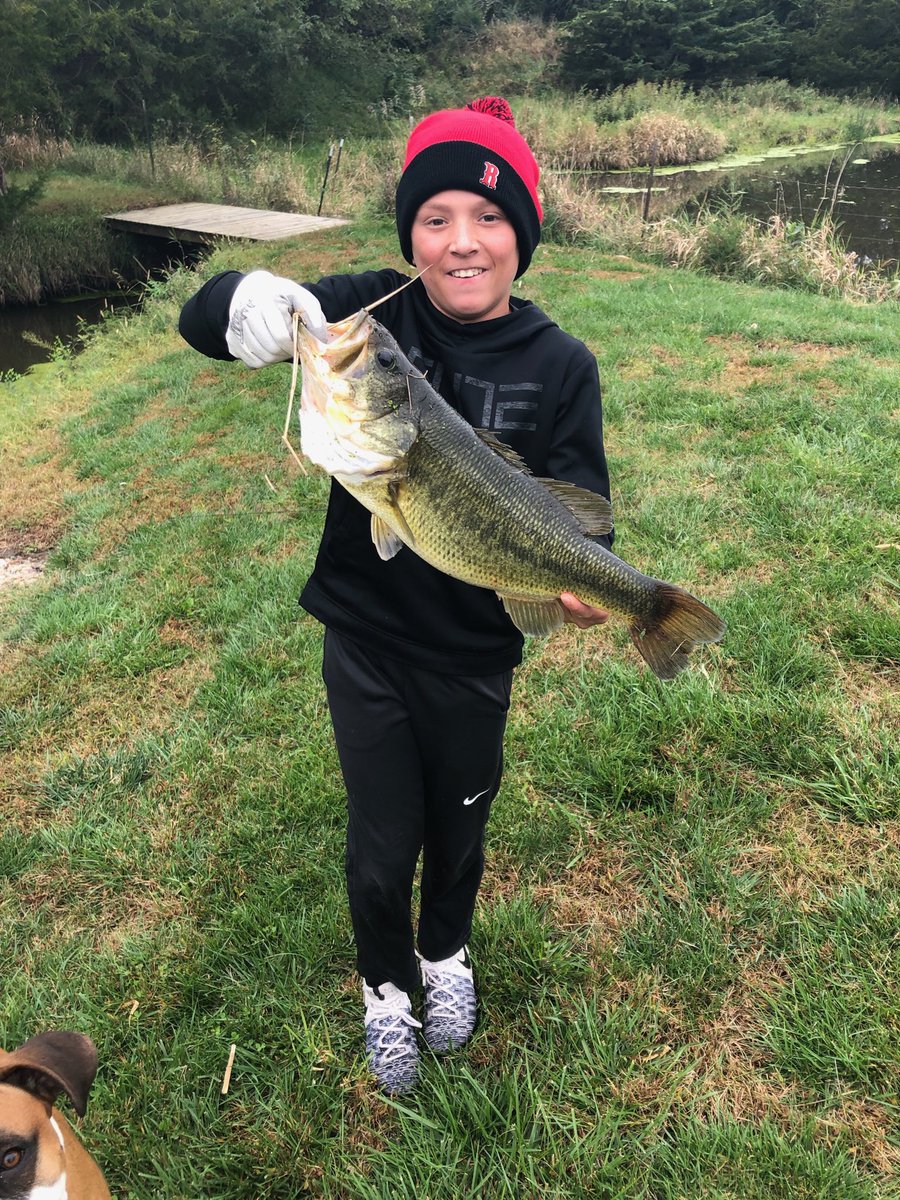 DawnIsaacs13's tweet image. My nephew Tanner just caught this out of our pond! #bigbass #farmpond #22inches #masterangler