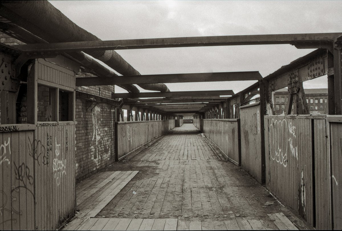 TimPhilips9's tweet image. The wooden bridge spanning #Nottingham station from Station Street to Queen's Road.

@Nottinghasm @No1tingham @NFFC