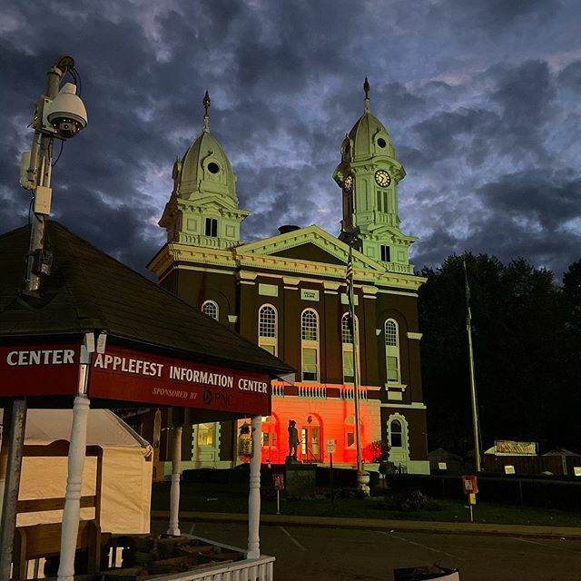 PAAbramovic's tweet photo. Beautiful start to day 3 of Applefest at 6:30 am. 
#fall #sunrise #festival #morning #nofilter #applefest #franklin #courthouse https://t.co/1yXaiC9atQ https://t.co/uETorzF6BL