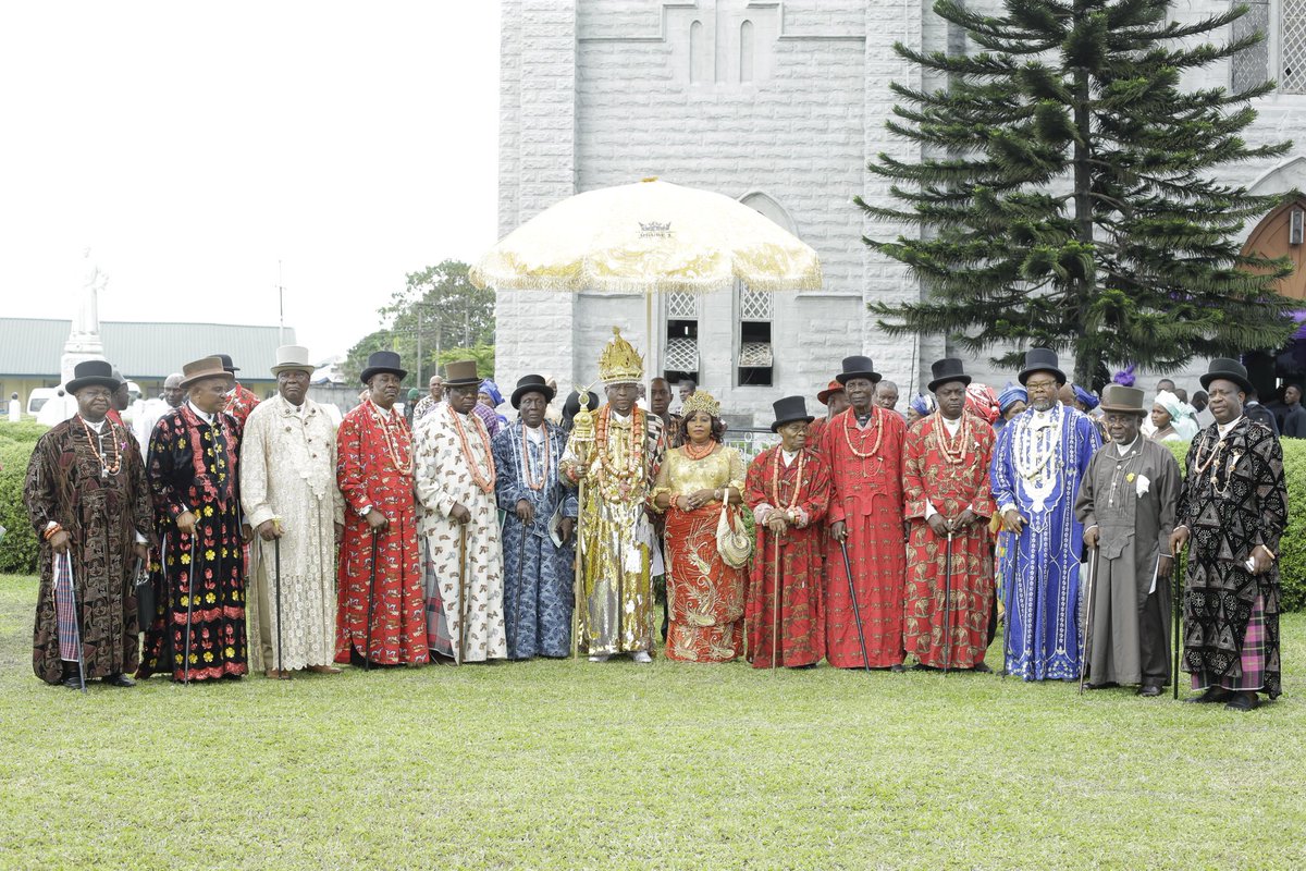 amaxtammy's tweet photo. His Royal Highness, King(Air Commodore) T.E.O Ogube, rtd, JP, DSS,Fsc, Ogube1, Perekune Kingoli1, Amayanabo of Kirike was a Royal Guest at the 2019 Adult Harvest Thanksgiving Service of St .Peters Cathedral Church, Okrika with the theme:Harvest of Good Things. https://t.co/sr5AbrrPAo