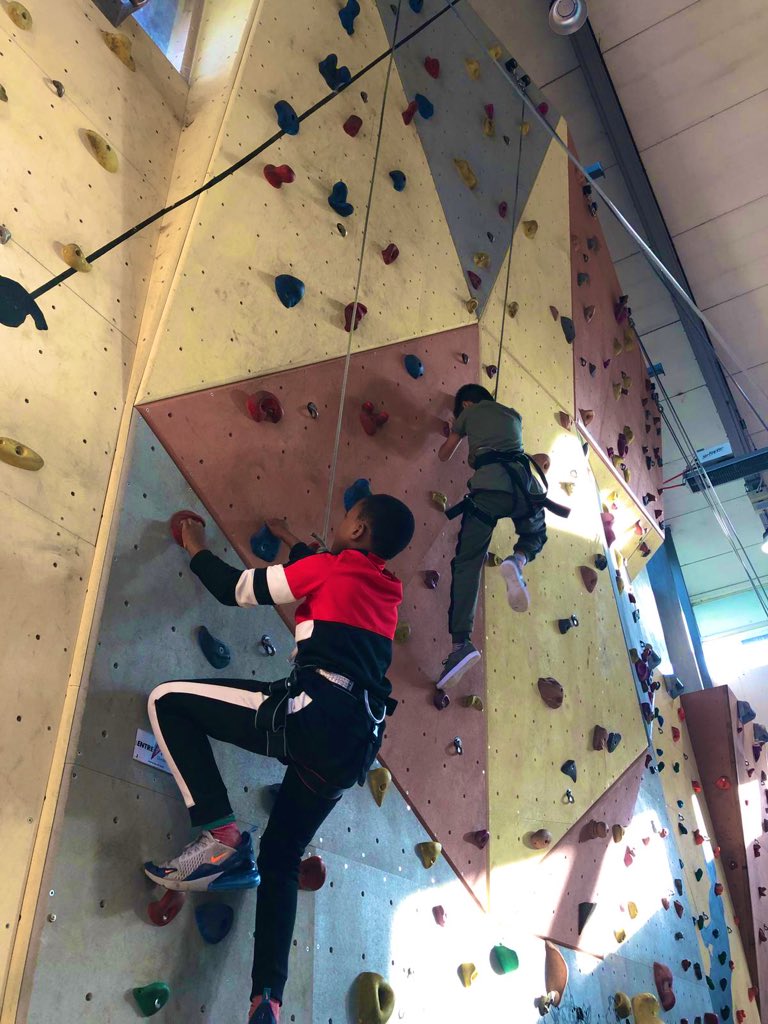 HarrisGarrard's tweet photo. Some action shots of our Year 6s scaling the indoor climbing wall! #learningchanges @HarrisFed https://t.co/icC84vW153