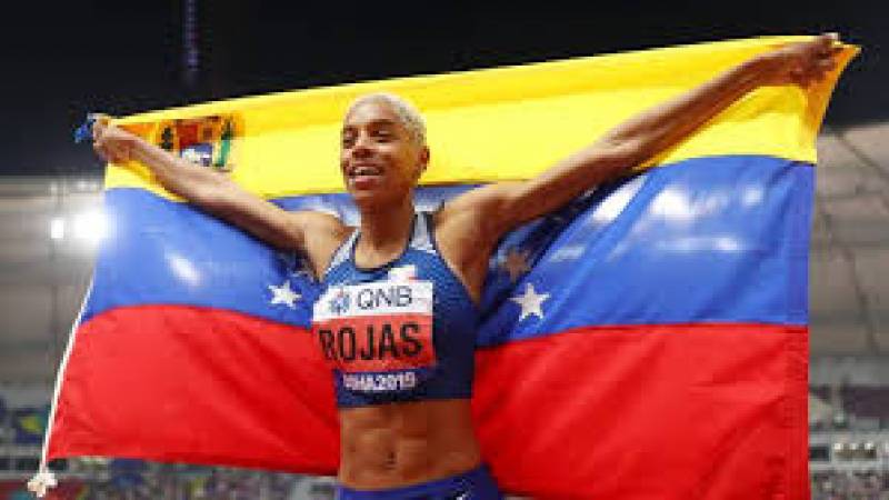 ConElMazoDando's tweet photo. Para Yulimar Rojas su principal equipo es "su familia" (+ tuit) (+ celebración) https://t.co/elHaEt1W8L  #VenezuelaPazYVictoria https://t.co/LdWJN4RSO1