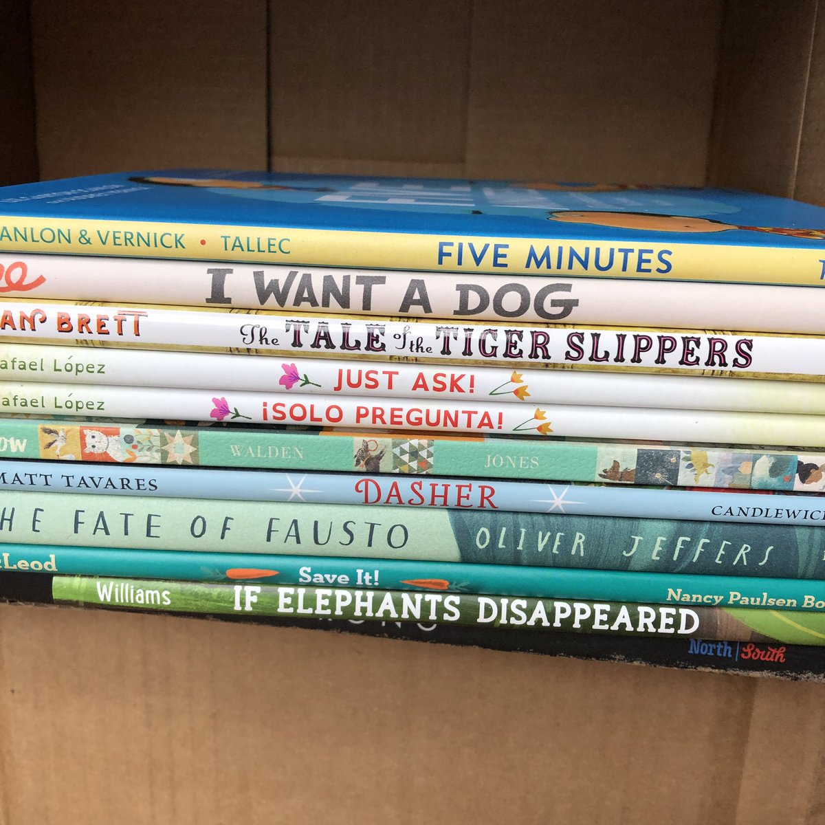 ChildrensBkPod's tweet image. ✨Giveaway!✨ Long time, no see! The transition to a new school has made things a little busier than expected. Time to get back into the groove with #giveaway! Comment on which box you would like (Picture books or MG).📚 Contest ends 10/7 @ 9pm EST. US only.