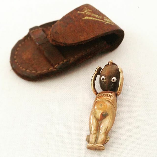 BeestonAuctions's tweet photo. #WW1 #9K #Gold #Fumsup good #luck mascot charm with leather case. Lot 228 in our #FineAntiques #Silver & #Jewellery #auction this Weds. ~ View full catalogue at https://t.co/T3AudJVGy6
#militaria #luckycharms #fumsupcharm #militariaforsale #ww1militar… https://t.co/QY6lsnICq6 https://t.co/ujUSFXySPF