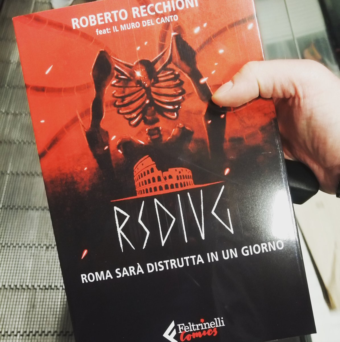 Nerdwork2014's tweet photo. #nerdacci abbiamo preso #rsdiug di @rrobe ft. @ilmurodelcanto edito @LaFeltrinelli, presto vi faremo sapere cosa ne pensiamo in una delle nostre #nerdwork #review, #staytuned
@feltrinellied #feltrinelli #comics #fumetto #fumettoitaliano #fumetti #feltrinellicomics #nerd #roma https://t.co/qHDPzfFYZs