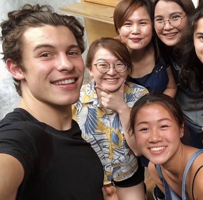 SMCrewAUT's tweet photo. Shawn heute mit Fans 👀🥰 https://t.co/h5XYugPsqU