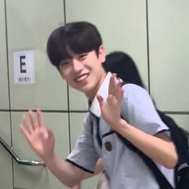 C9030514's tweet photo. 인사하는 거 너무 애깅이하다 기야움 https://t.co/J55hXZE2hf