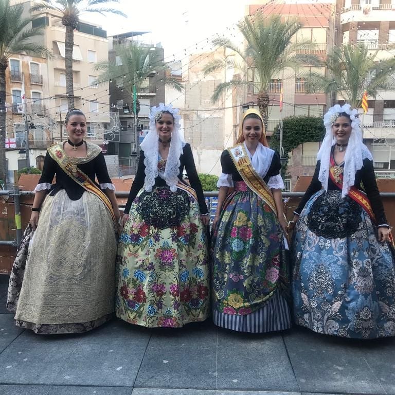 fed_fogueres's tweet photo. La dama d'honor de la bellesa del foc, Sonia López, en los Moros y Cristianos de Crevillent.
#Alacant #Alicante #Fogueres2020 #MyC19 #Crevillent https://t.co/HIae3Bk2Bc
