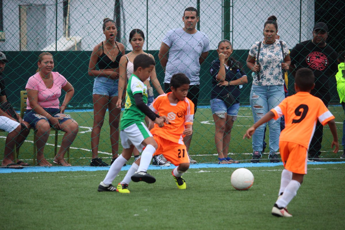 PromesasdelO's tweet photo. #CuartosFinal 📸 Romanos FC vs Academia Nuevo Chorrillo

📄 Sub10

🏟️ Sky Soccer, Anclas Mall https://t.co/YfBNrRI5RR