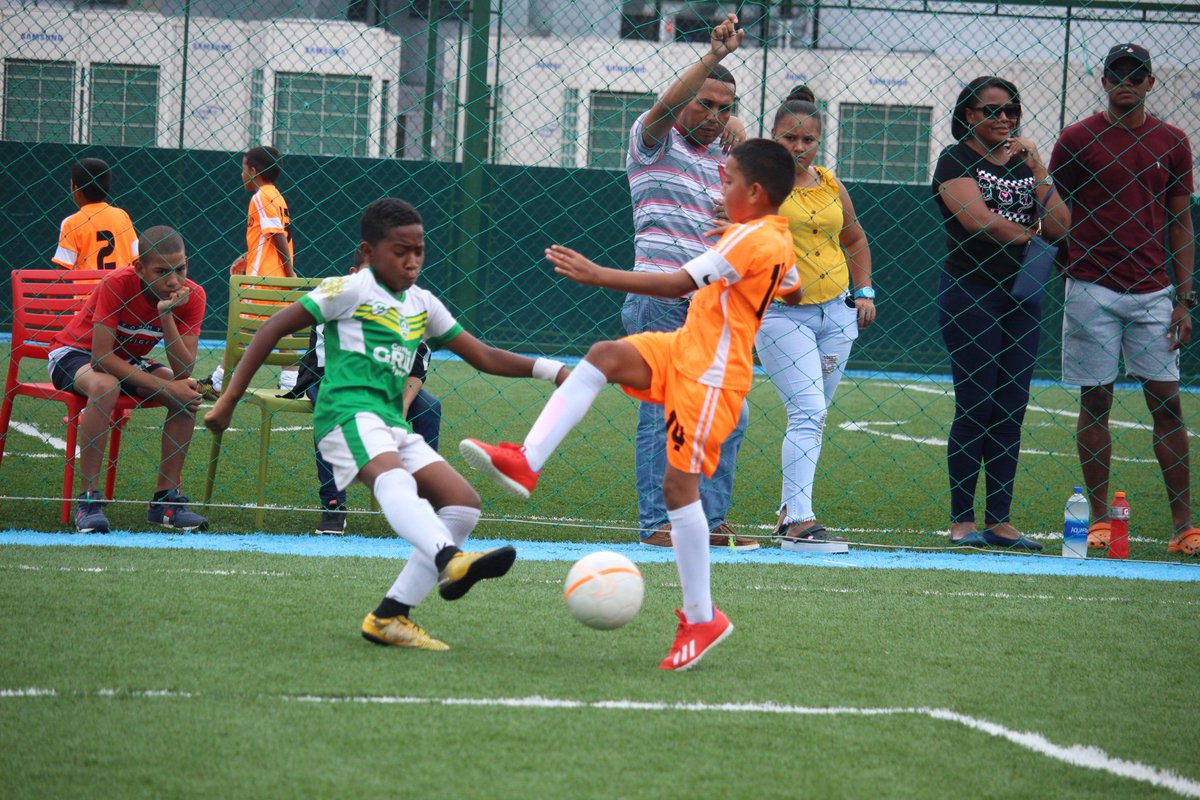 PromesasdelO's tweet photo. #CuartosFinal 📸 Romanos FC vs Academia Nuevo Chorrillo

📄 Sub10

🏟️ Sky Soccer, Anclas Mall https://t.co/YfBNrRI5RR
