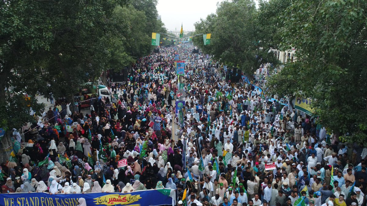 SirajOfficial's tweet photo. آج لاہورمیں محصورکشمیریوں کی حمایت میں نکلنےوالے مارچ میں عوام الناس کی اتنی بڑی تعداد میں شرکت نےواضح کردیاکہ قوم کشمیر پرکسی سودےبازی کےلیے تیارنہیں ہے،اورحکومت کی طرف سےعملی اقدامات کی منتظرہے۔ تقریر سےآگےبڑھنے اورٹیپوسلطان کےحوالے پرعمل کرنےکا وقت آگیا ہے
#KashmirMarch_Lahore https://t.co/h62ZwABzbo