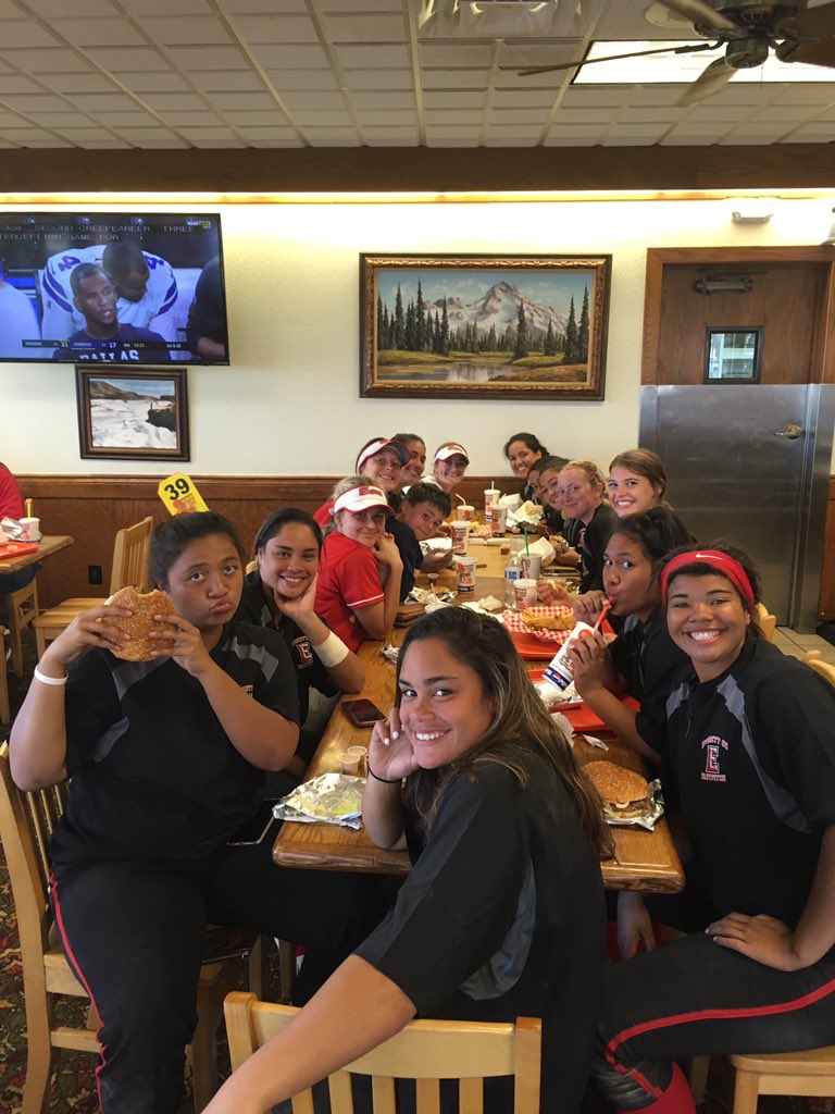 fpcatch4's tweet photo. #evccsoftball Enjoying some team bonding over at #miners after 2 more wins today against Yakima Valley College. #7inarow @EvCC_Trojans @EvCClife #theeverettway #softball https://t.co/3GFdsZhmy5