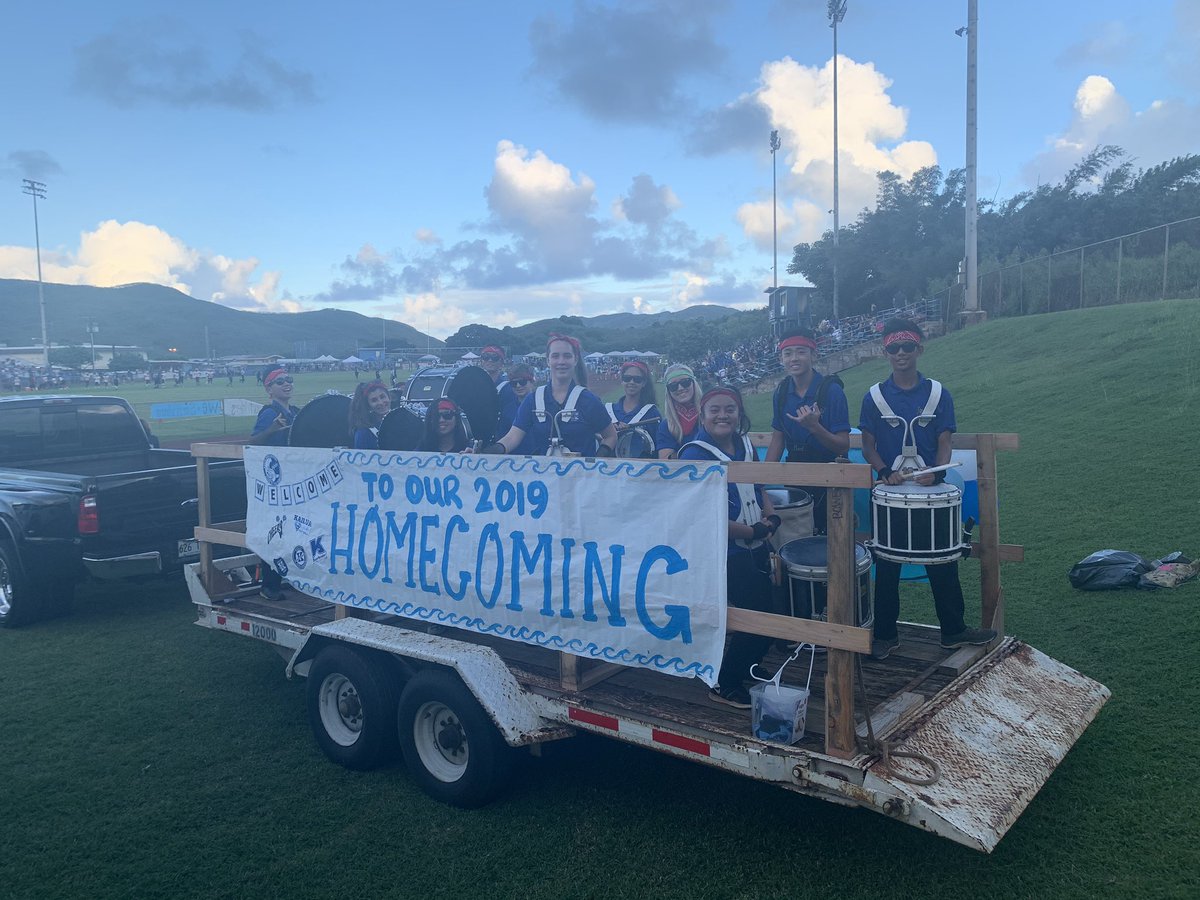 KailuaSBA's tweet photo. Mrs. Kaopuiki for the balloon donation, and leadership students...SPECIAL thank you to the Aguilar ‘Ohana and their  dear friend, Ed. These families made it possible. Last but not least, Varsity came from behind to take the WIN! Prayers go out to our football member who was hurt! https://t.co/YvKyo9dIFn