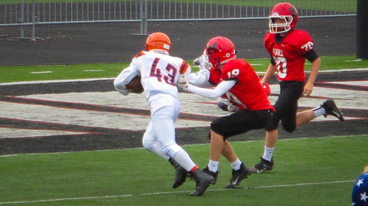tnapper's tweet image. ETHS Frosh Football fell to Maine South yesterday for their first loss of the season. Scored two touchdowns and a safety! Proud of the way they handled it. Respect! @ETHSports