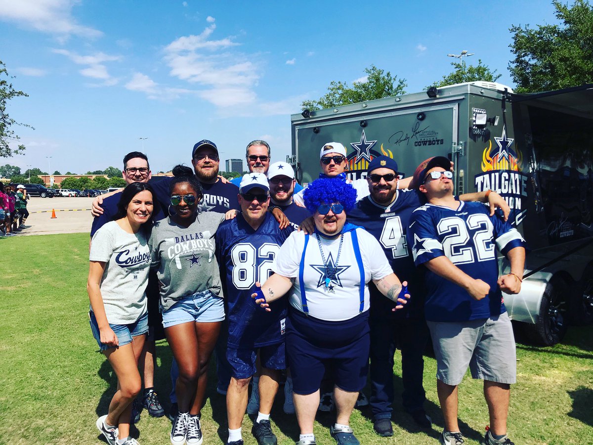 thehalftimecrew's tweet image. TAILGATE PARTY!!! Thank You @TomThumb_Stores and Chef Randy of the @dallascowboys for a great food and good times!!!
#tailgatenation #CowboysNation 
#thehalftimecrew