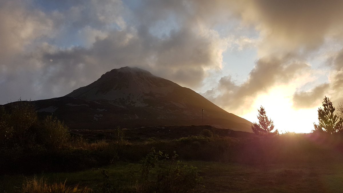 Errigal_Hostel's tweet photo. Working the early shift has it's advantages π snapped this this morning #autumnsunrise #exploreerrigal #errigal #nofilterπ· #breathtakingviews #luckymeπ https://t.co/VbrGHmjEwI