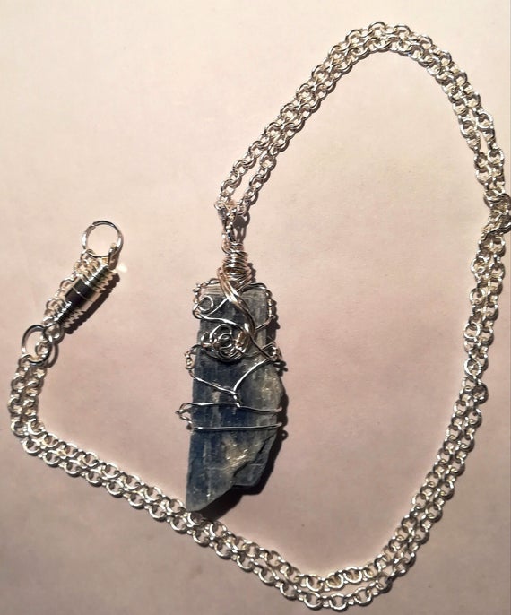 StefsThoughts4U's tweet photo. #HandmadeHour @HandmadeHour
Beautiful gentle #BlueKyanite pendant. Soothing, throat chakra energy. #memake #giftideas #makersmovement @JudithThomson14 @kindredmagazine
https://t.co/zCa4jO1gxR https://t.co/qAkukA8w8q