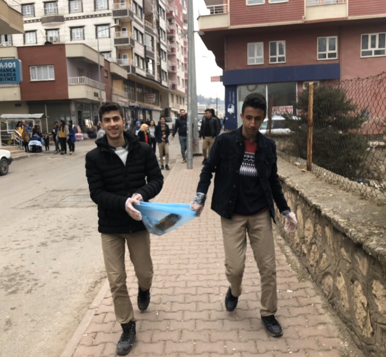 GSB_KurtalanGM's tweet photo. Sosyal Medyadan Sosyal Medyaya dedik  81 il eş zamanlı olarak temiz çevre için temizlik yaptık #SosyalMedyadanSosyalMeydana https://t.co/X5wGkneNXb