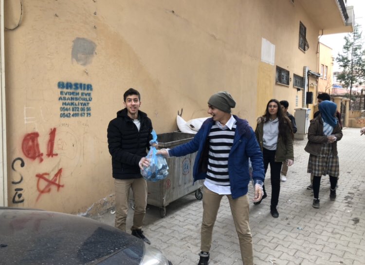 GSB_KurtalanGM's tweet photo. Sosyal Medyadan Sosyal Medyaya dedik  81 il eş zamanlı olarak temiz çevre için temizlik yaptık #SosyalMedyadanSosyalMeydana https://t.co/X5wGkneNXb