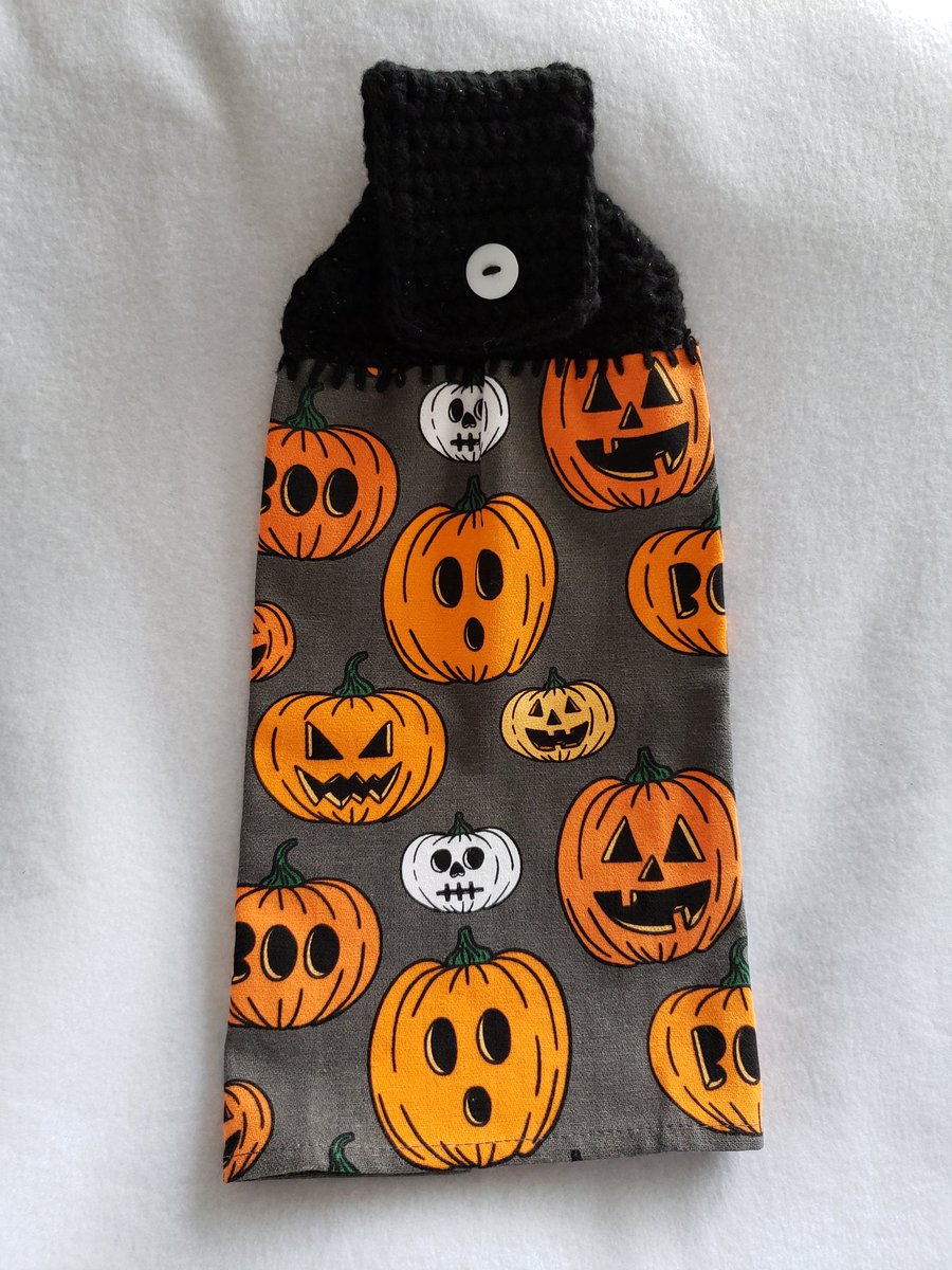 awkwardowl515's tweet photo. #awkwardowlcreations #etsy #shopetsy #halloweendecorations #halloween #kitchendecor #crochettoptowel #crochet #blackandorange #handmade #uniquedecor https://t.co/Hc2nrpKRIn
