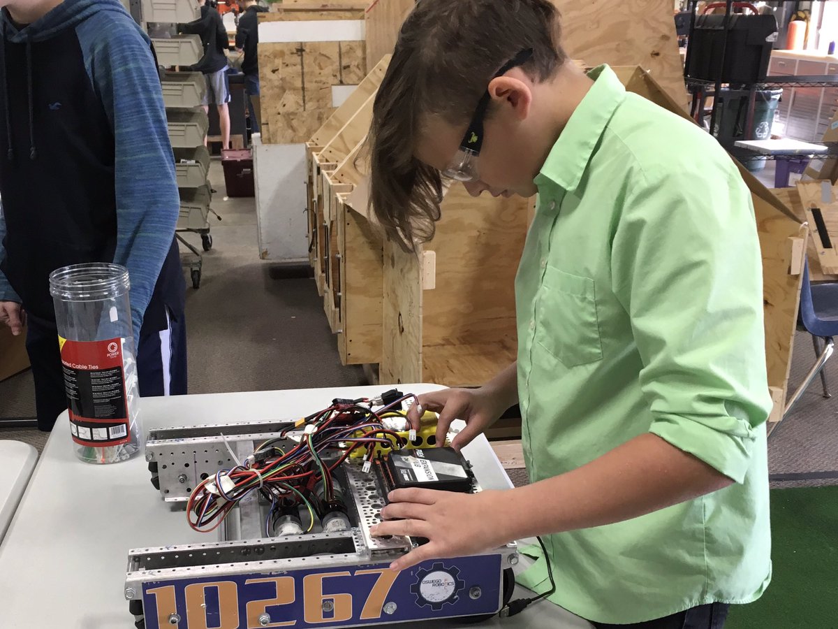GearsofFuryFTC's tweet photo. Busy day in the shop. #omgrobots #SKYSTONE #FTC @oswegorobotics1 https://t.co/aB3PrwUygr