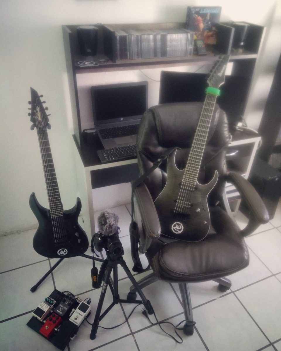 andres_chagolla's tweet photo. Improvising day... 🎸🎶📹🤘🏽
#jacksonguitars
#ibanezguitars
#scallopedfretboard
#rgaix7fm
#guitarporn
#guitarshredding
#laneyamps
#havingfun
#weekendpractice https://t.co/sHl1MZ2rou