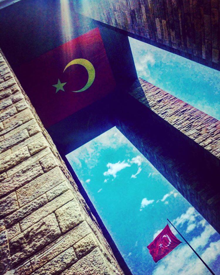 Dalgalan sen de şafaklar gibi ey şanlı hilal!