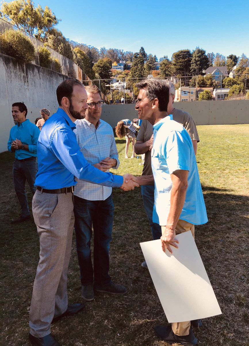 ‪ Chesa Boudin shaking Mark Leno’s hand & talking to Dean Preston