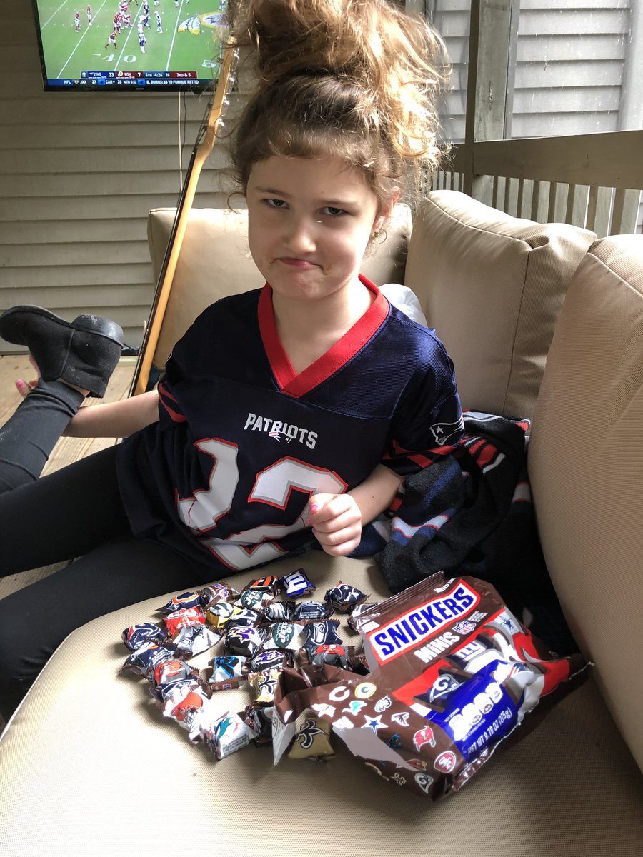 AnnaMJ311's tweet photo. Two @SNICKERS bags and only one @Patriots wrapper. My nieces are quite upset. 🤣 
#hateuscauseyouaintus #superbowlchamps #patriots @EmilyJaronski28 https://t.co/3OJ2QtdNqc