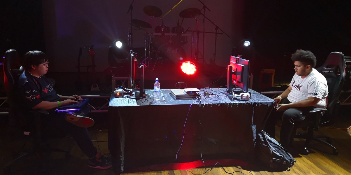 OskrBarahona's tweet photo. Un verdadero sueño haber narrado J Wong vs Mena RD gracias @HyperXLatam #azureknights #furiatica2019 https://t.co/Q9iAO3IoY1