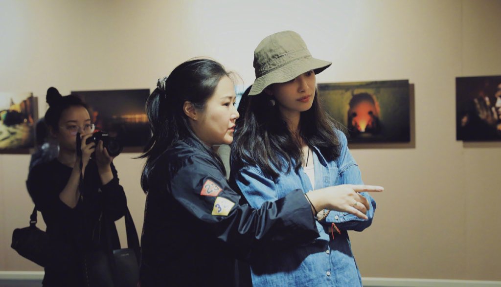 UpdatesNiNi's tweet photo. NiNi, ChenKun and HuangXuan at Pawo Dorji's photography exhibition in Beijing.

#陈坤 #黄轩 #倪妮 #NiNi #니니 https://t.co/2bn3ekzQZy
