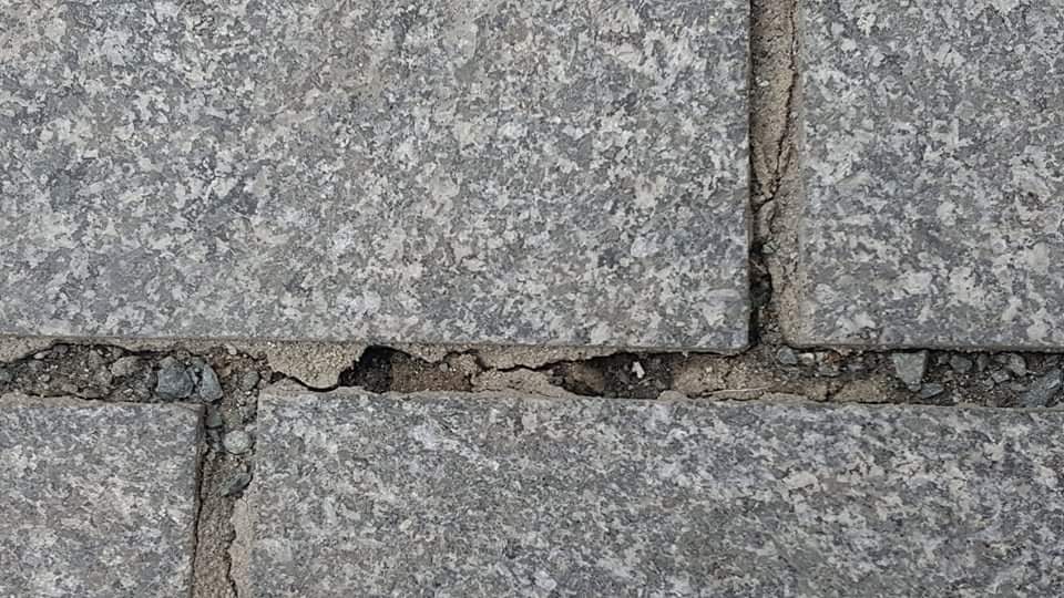 PROPADE TROTOAR NA TRGU REPUBLIKE!

Ne vredi,sve izmedju kocki puca!
Kada krece rekonstrukcija trotoara?!