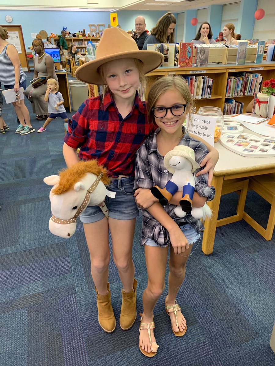 CESLibraryLions's tweet image. Reading Round Up at Family Library Night! #ccpslibraries #powerifthepride #oneccps #roarandread