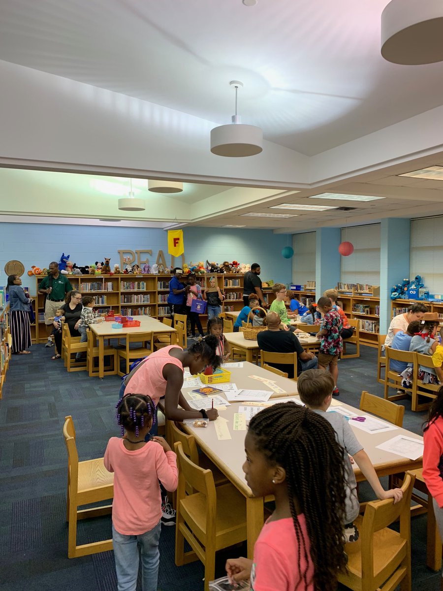 CESLibraryLions's tweet image. Reading Round Up at Family Library Night! #ccpslibraries #powerifthepride #oneccps #roarandread