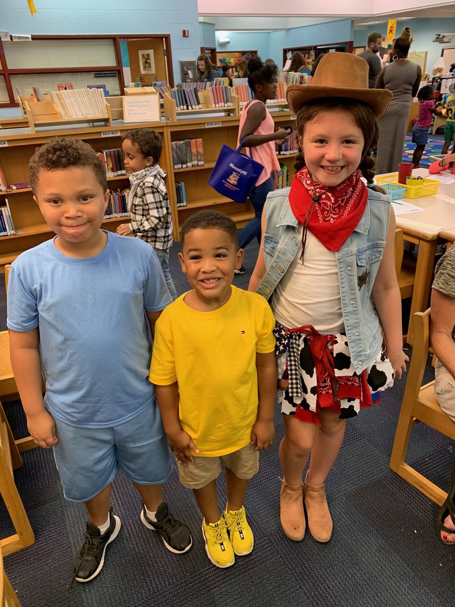 CESLibraryLions's tweet image. Reading Round Up at Family Library Night! #ccpslibraries #powerifthepride #oneccps #roarandread