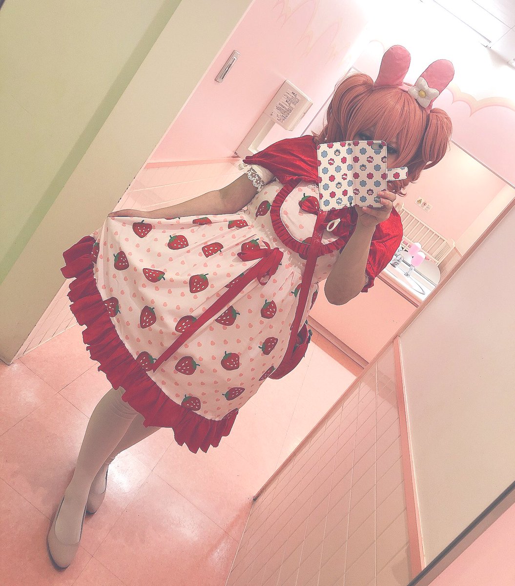 yuzu_kmc's tweet photo. ピューロ(マイメロ)→ #COSCREAM2019 (桜ミク)で、爆睡してました…桜ミク全身写真1枚も撮ってなかった😨w また着る機会あるかな〜?ボカクラ行きたい( ;∀;)
🤳マイメロイメージの服🐇
写真編集するぞするぞ〜 https://t.co/ZwLMRcj0BD