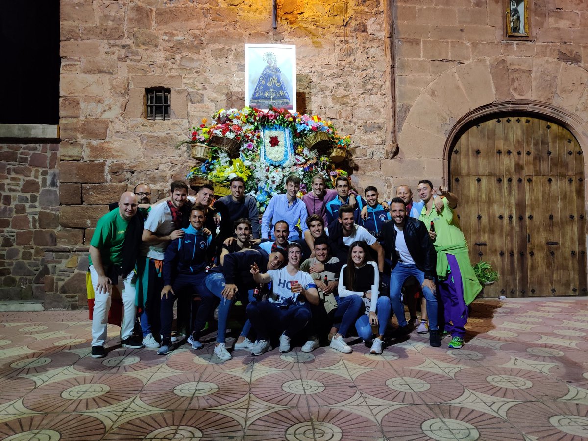 El <a href="/cd_brea/">CD Brea</a> sigue con el Tercer Tiempo del encuentro!! Foto con La VIRGEN DEL ROSARIO! FELICES FIESTAS DE TODA LA PLANTILLA!! <a href="/ultrascdbrea/">Los amigos del linea</a>
